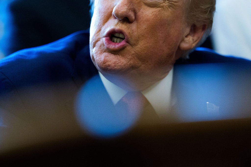 Un judecător federal blochează interdicția impusă de Donald Trump împotriva unor instituții de presă
