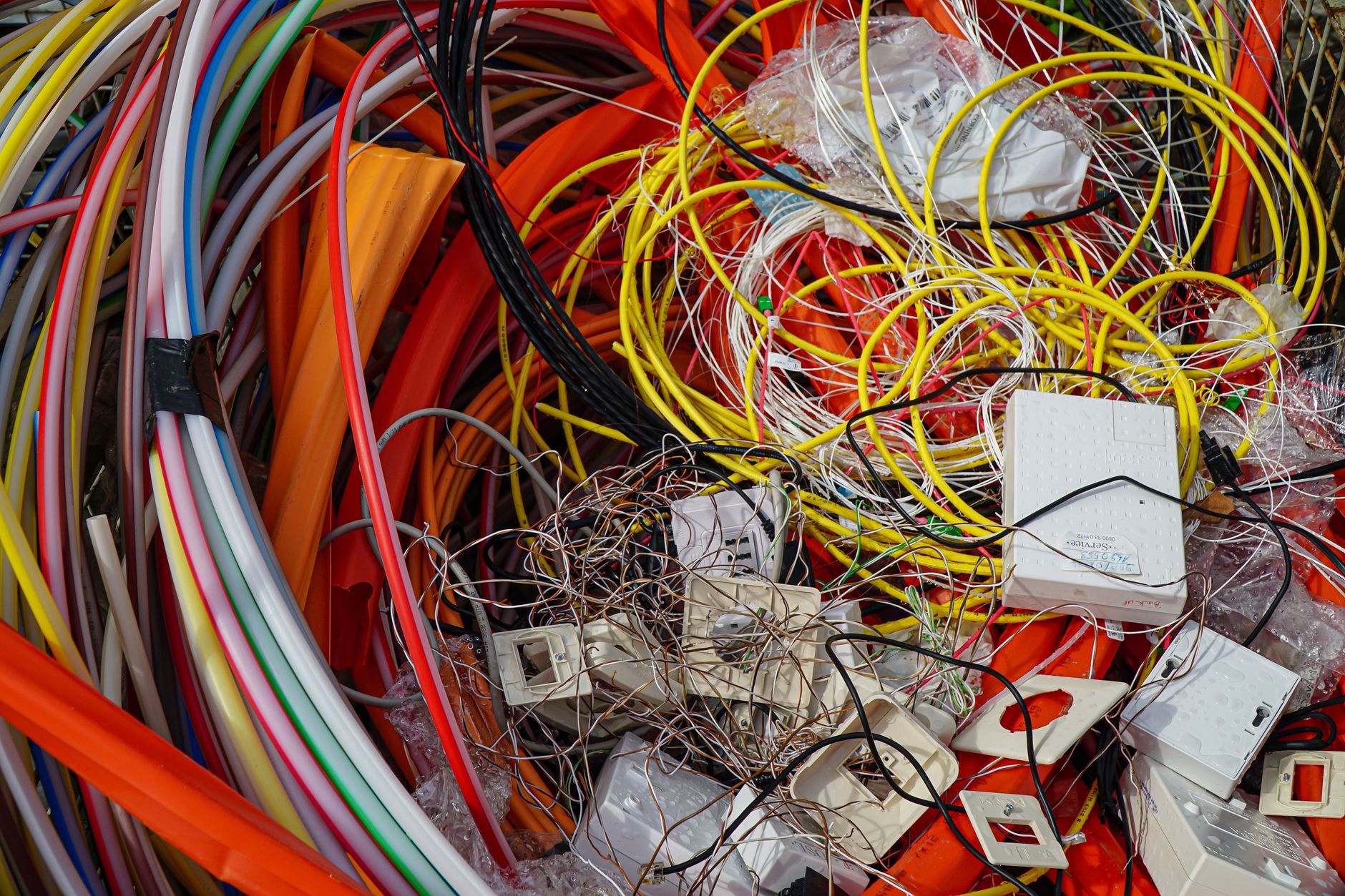 Consumul de electronice în UE depășește masiv rata de reciclare: 32 de kilograme pe locuitor