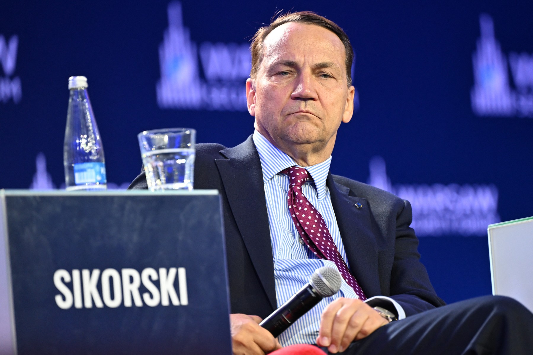 Radoslaw Sikorski îl întreabă pe Elon Musk dacă face jocuri politice cu Starlink în Ucraina