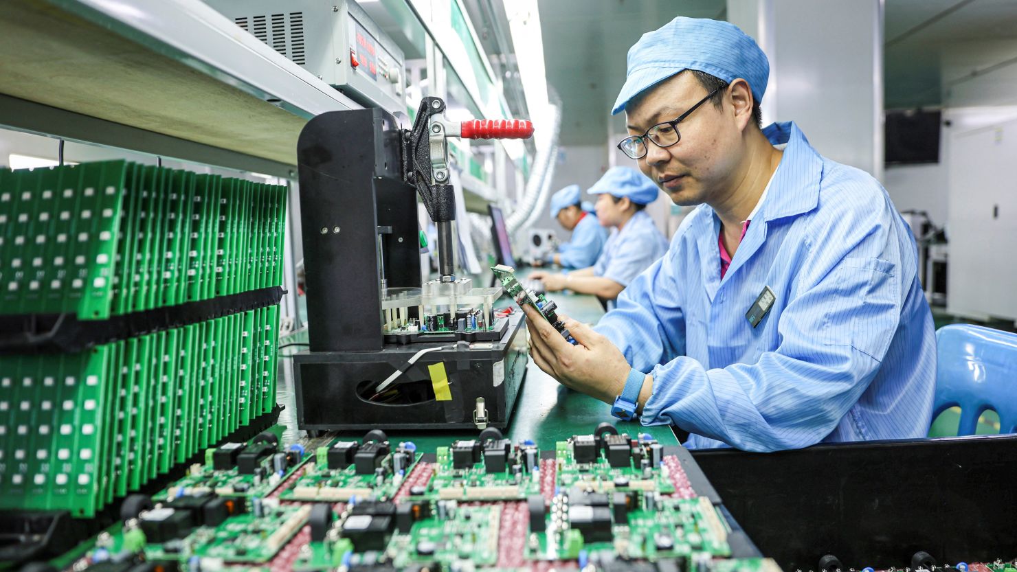 Constructorii auto chinezi accelerează investițiile în Europa pentru a evita noile reguli de producție locală