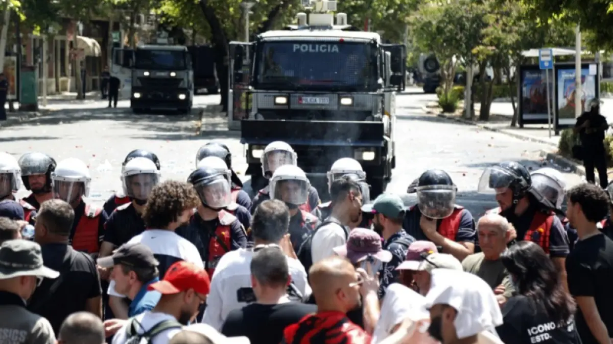 Proteste violente în Tirana: Studenții au incendiat clădiri guvernamentale în Albania
