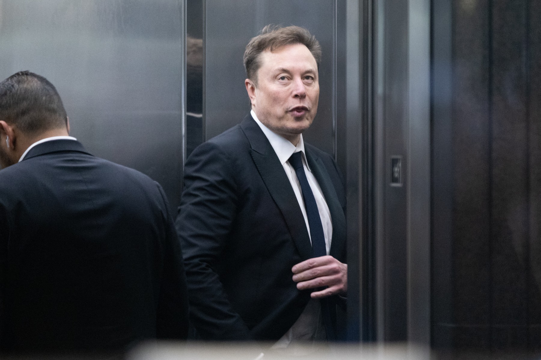 Elon Musk susține că guvernul american controlează viteza rețelei militare Starshield în Ucraina