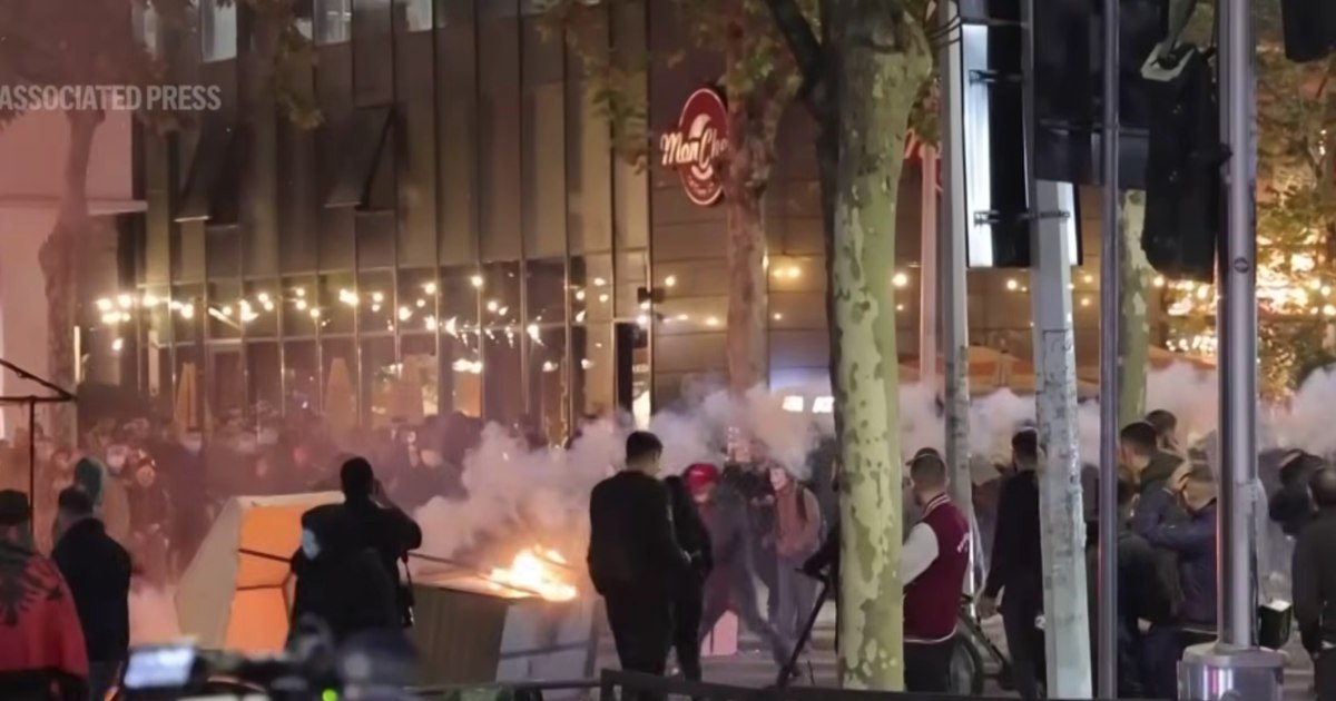 Violențe masive în Tirana: Studenții au incendiat clădiri guvernamentale în urma protestelor