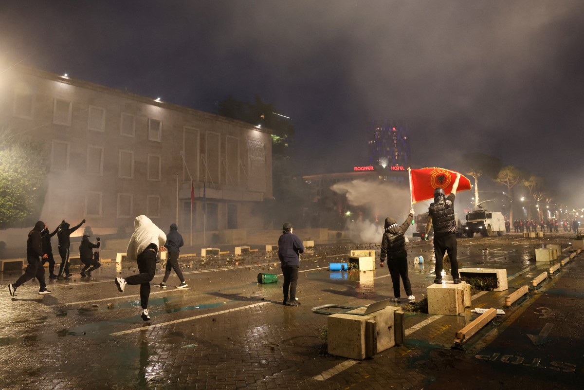 Proteste violente în Tirana: Studenții au incendiat clădiri guvernamentale și bănci