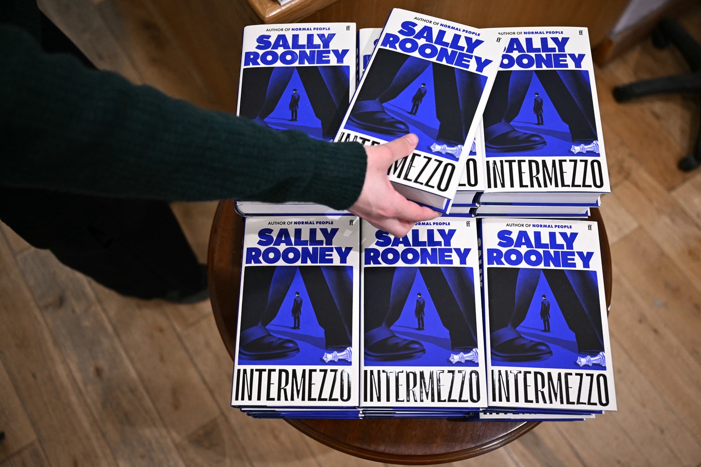 Cărțile scriitoarei Sally Rooney sunt retrase din vânzare în Marea Britanie din motive legale