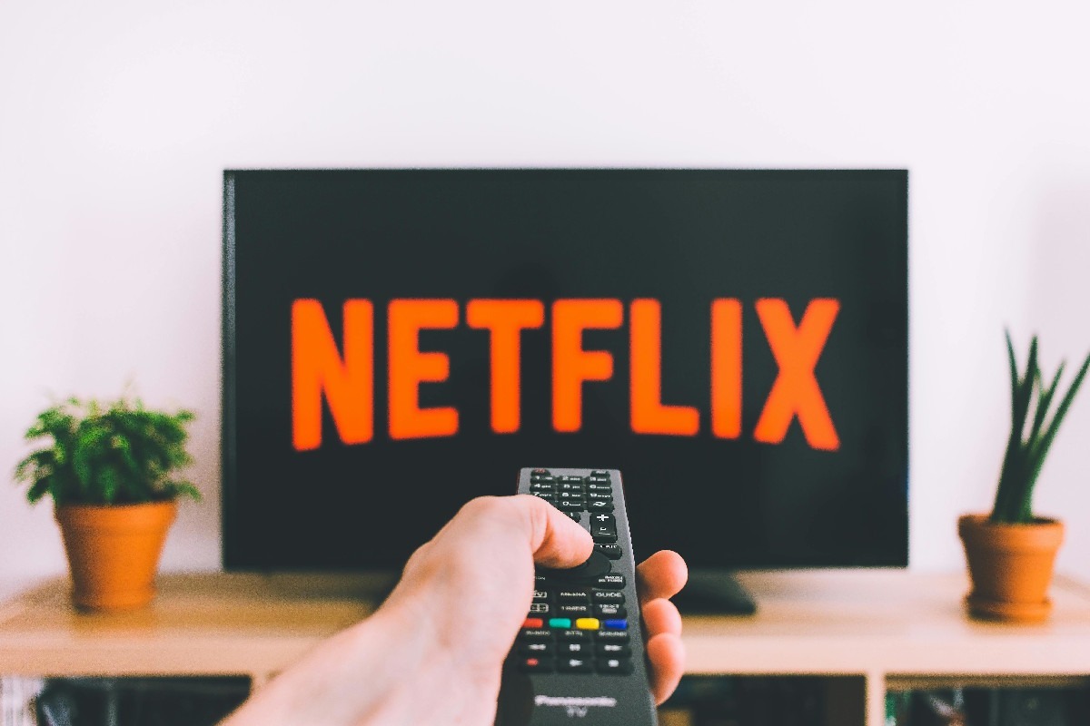 Netflix anunță eliminarea a 1.000 de locuri de muncă în urma concurenței intense pe piața de streaming
