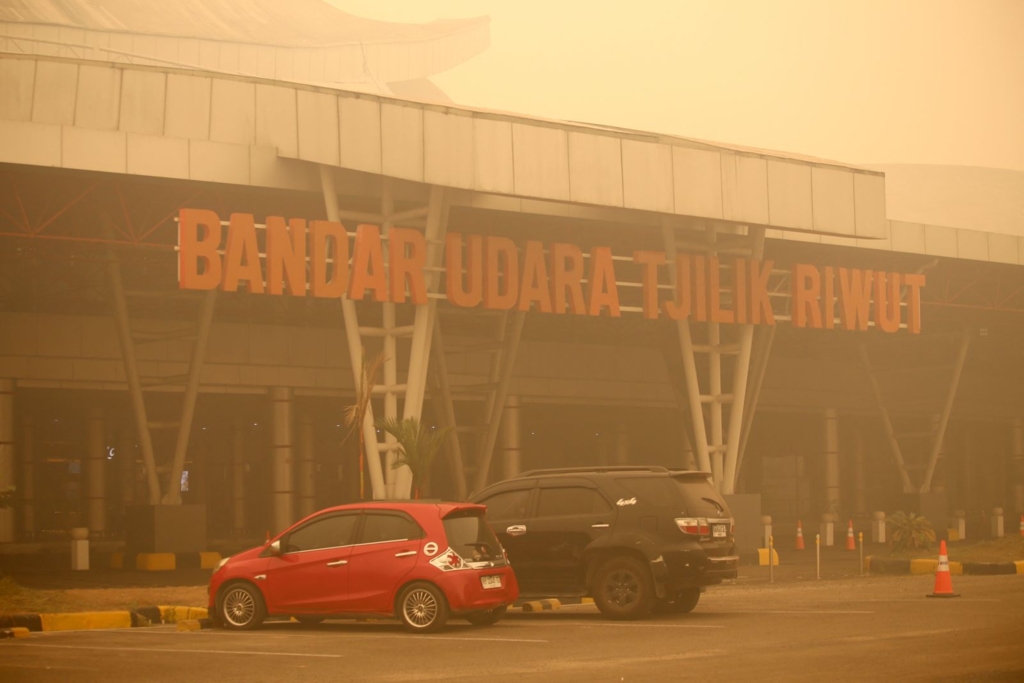 Indonezia testează dispersarea smogului toxic prin utilizarea gheții carbonice
