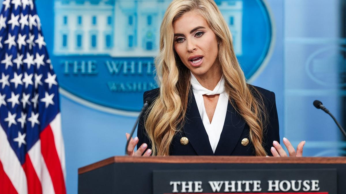 Controversă la Casa Albă: Întrebări privind calificările juridice ale noii purtătoare de cuvânt a lui Trump
