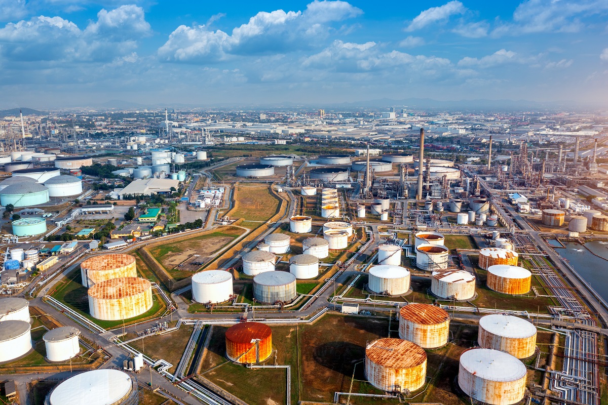 IEA accelerează eliberarea de petrol din rezervele strategice pentru stabilizarea pieței