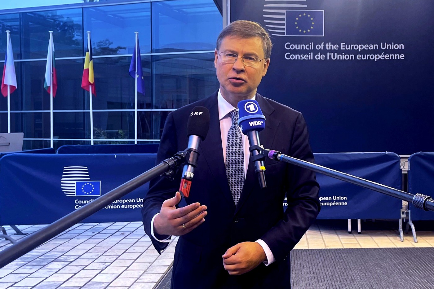 Uniunea Europeană pregătește impunerea de cote de import pentru a limita mărfurile din China
