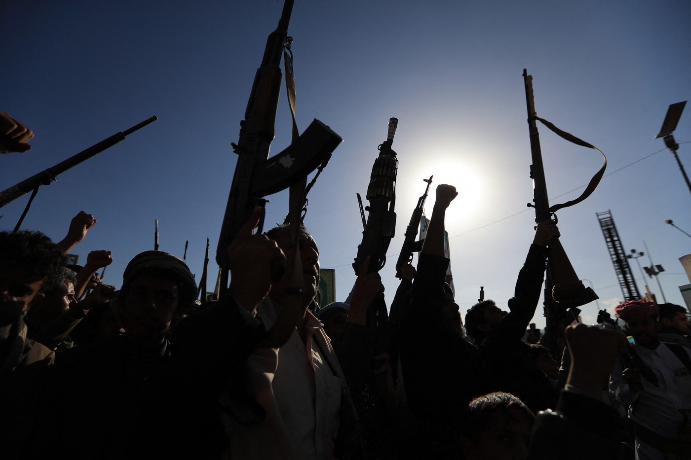 Atac cu rachete asupra sediului guvernului yemenit din Aden, lansat de rebelii Houthi