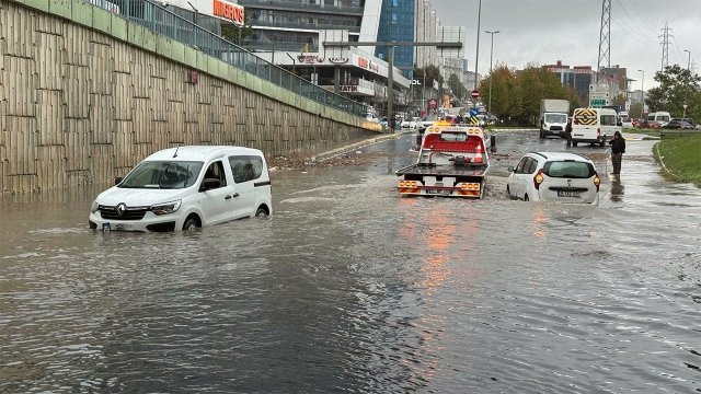 Inundații catastrofale în Istanbul: trei morți și mii de persoane evacuate după ploi fără precedent