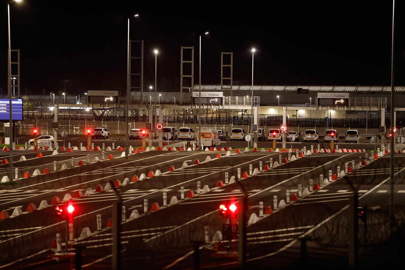 Accident grav la intrarea în Eurotunel: Un microbuz a lovit un tren de marfă, 19 persoane au fost rănite