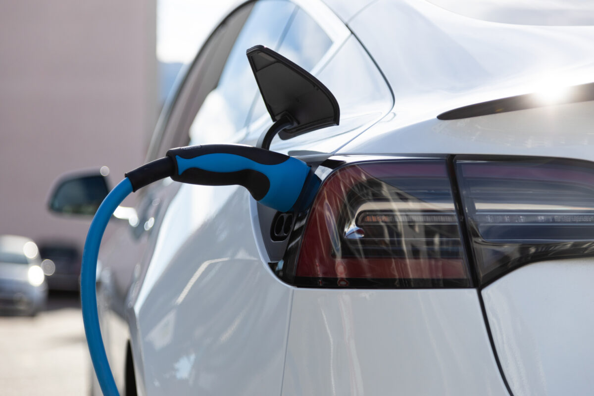 Cererea globală de vehicule electrice a scăzut cu 2% în septembrie, în ciuda recordului de vânzări din Europa