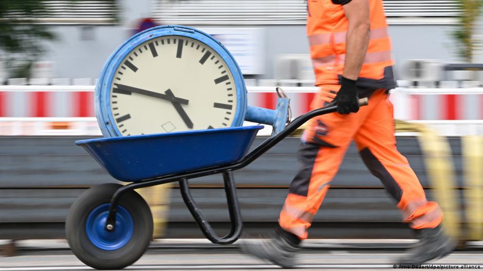 Germania se confruntă cu o dispută majoră privind reforma timpului de lucru și turele de 12 ore