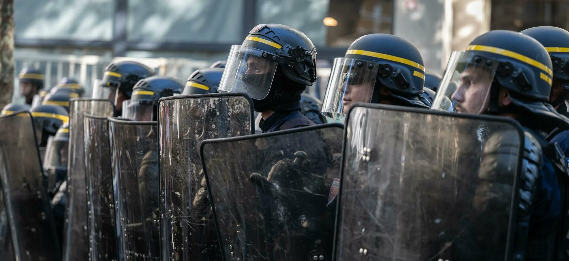 Acuzații grave împotriva poliției din Franța: adolescenți mutilați în timpul protestelor școlare