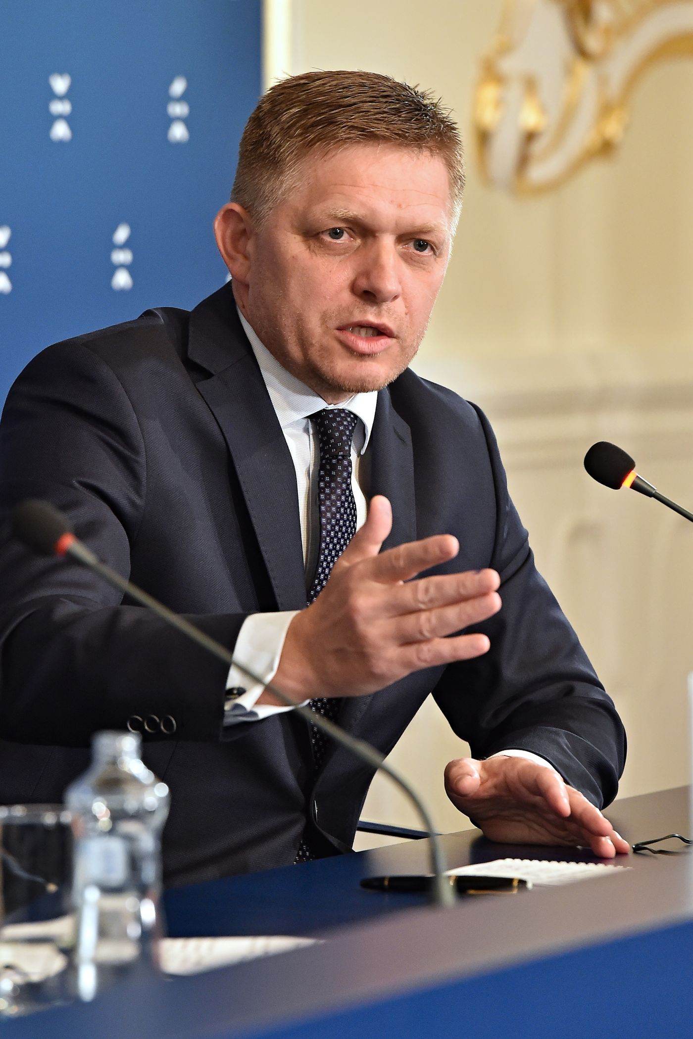 Robert Fico a părăsit summitul Uniunii Europene de la Bruxelles pentru a-l susține pe Aleksandar Vucic în Serbia