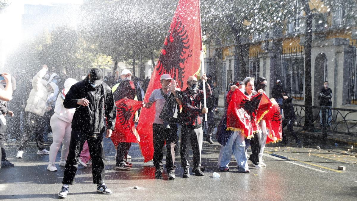 Proteste violente în Albania: Studenții cer demisia premierului Edi Rama în urma scandalurilor de corupție
