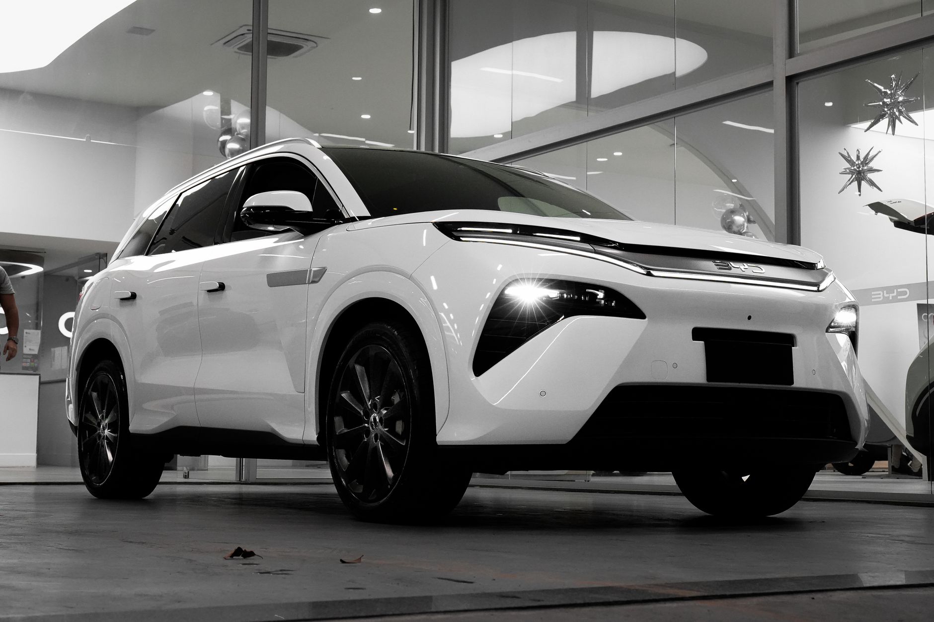 Ofensiva constructorilor auto chinezi pe segmentul premium din Europa: concurența cu BMW, Mercedes și Audi