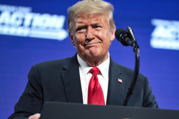 Donald Trump suspendă un pachet de sancțiuni economice împotriva Rusiei