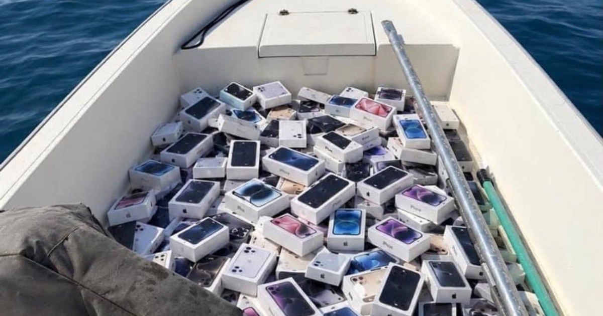 Sute de pescari iranieni recuperează produse de lux de pe o navă scufundată în Strâmtoarea Ormuz