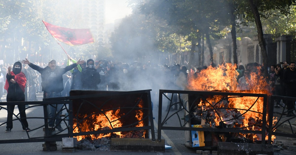 Proteste violente în Albania: sute de manifestanți reținuți și cereri de demisie pentru Edi Rama