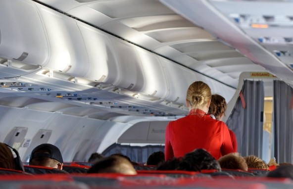Decizia CJUE privind biletele de avion cumpărate online: domiciliul pasagerului nu garantează competența instanței locale