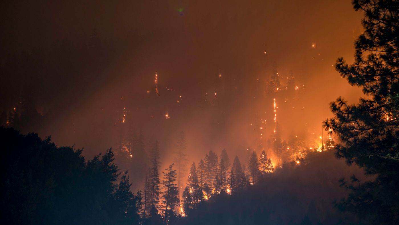 Indonezia testează tehnologia gheții carbonice pentru dispersarea fumului toxic din incendiile de pădure