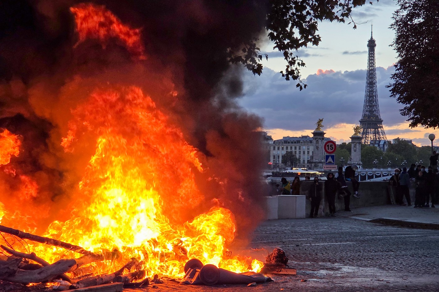 Violențe masive în Paris: Manifestanții au atacat forțele de ordine lângă Palatul Élysée