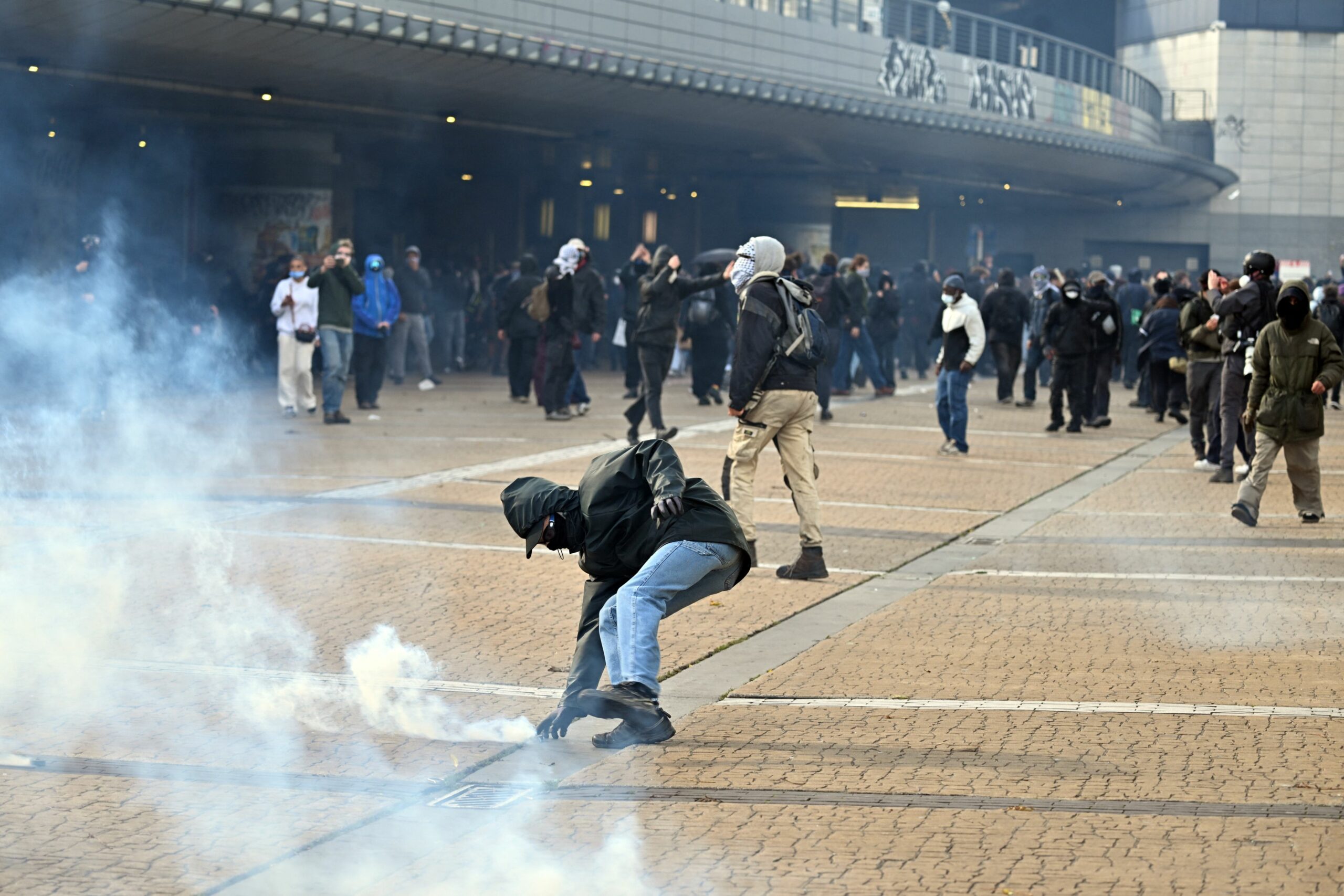 Proteste violente la Bruxelles împotriva creșterii costurilor educației: ciocniri între studenți și poliție