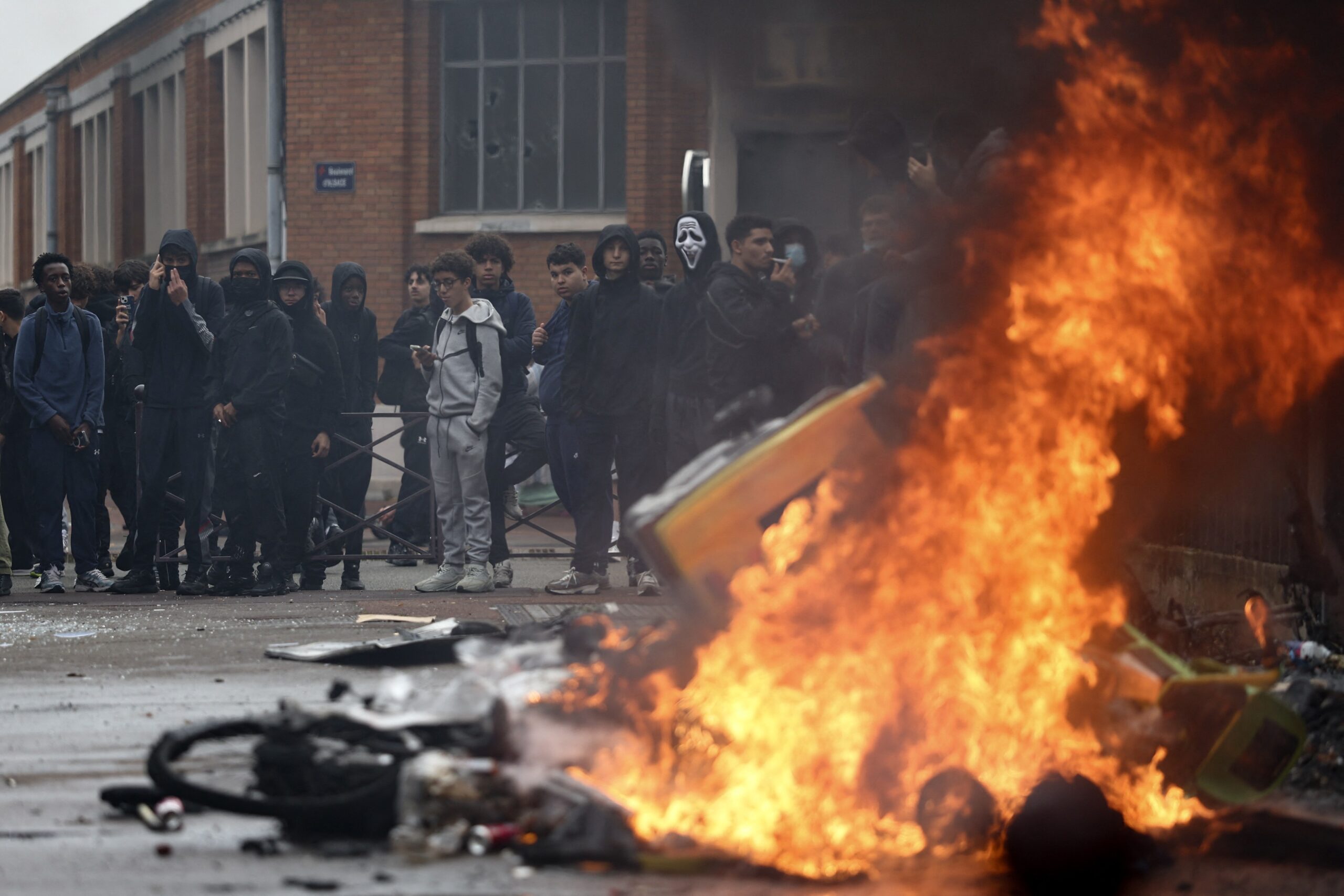 Violențe masive în Franța: 1.200 de arestări și sute de polițiști răniți în urma protestelor