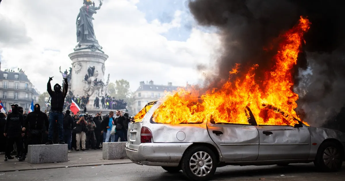 Violențe masive în Franța: 800.000 de manifestanți în stradă și peste 1.200 de arestări