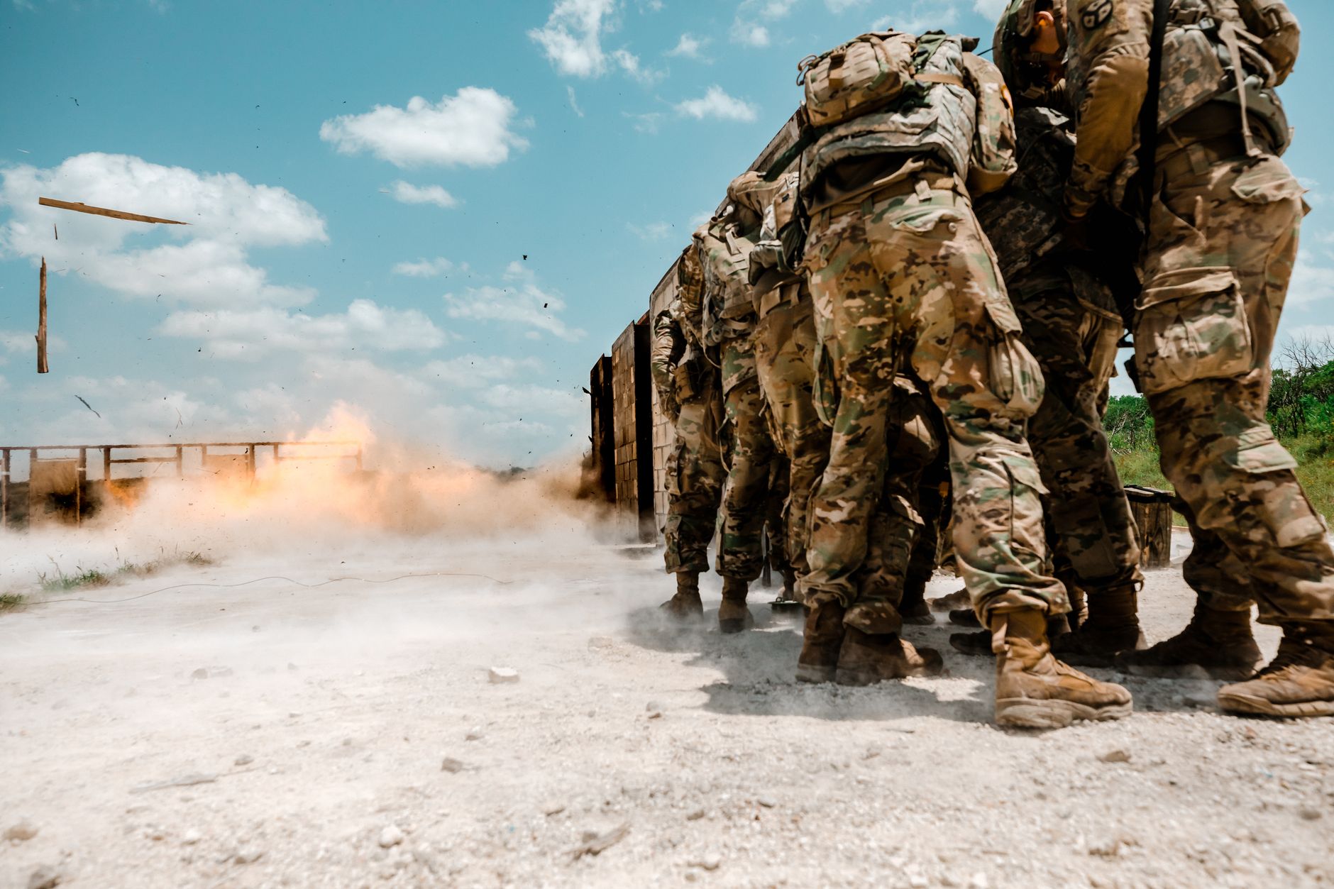 Explozie catastrofală la o bază militară din Canada: morți, răniți și incendii de amploare