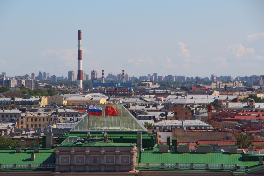 Atac masiv cu drone în regiunea Leningrad: incendii la un terminal petrolier și la un centru de date VKontakte