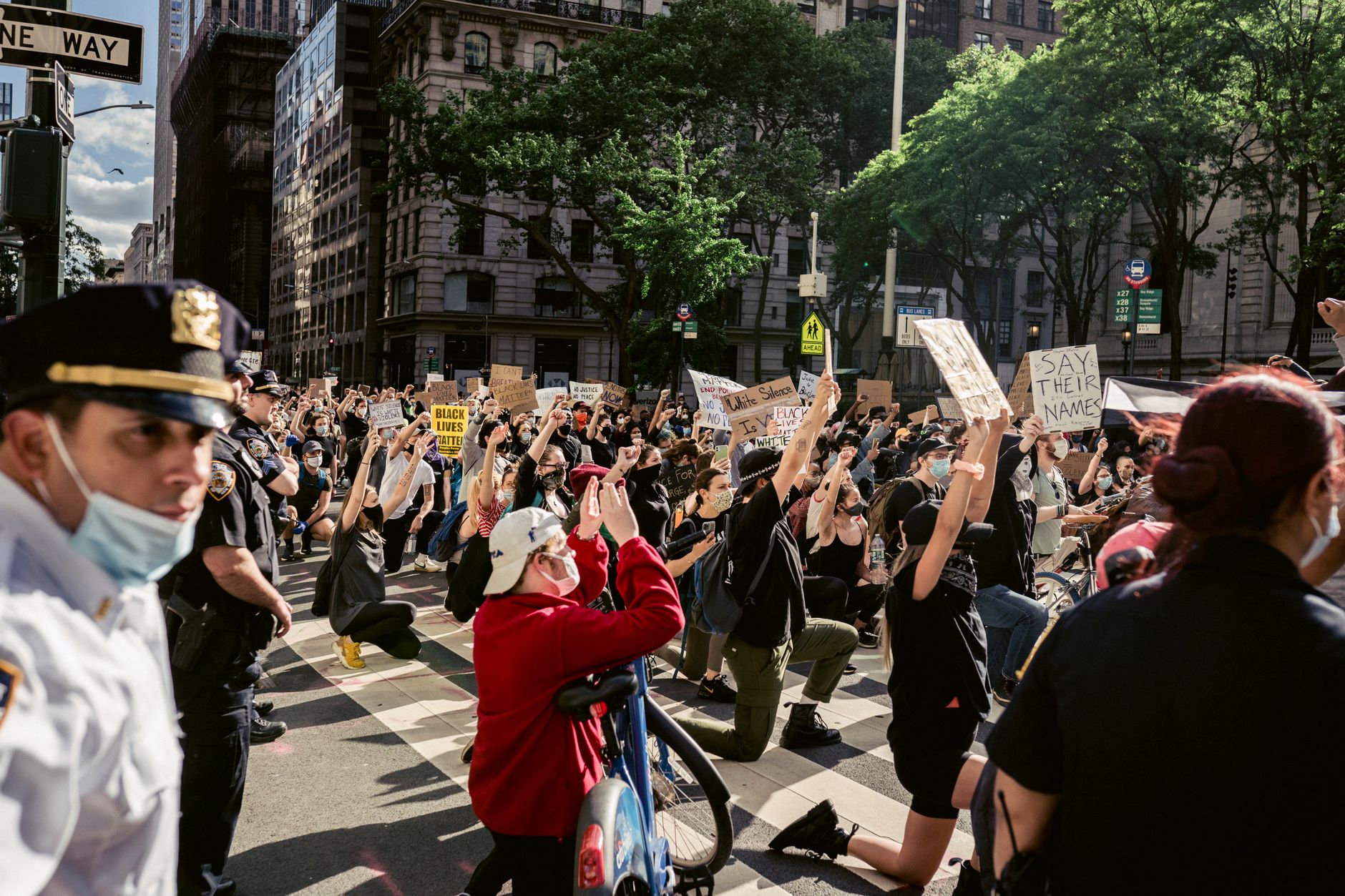Violențe în Italia: Protestele împotriva costului vieții au degenerat în Milano, cu incendii și jafuri