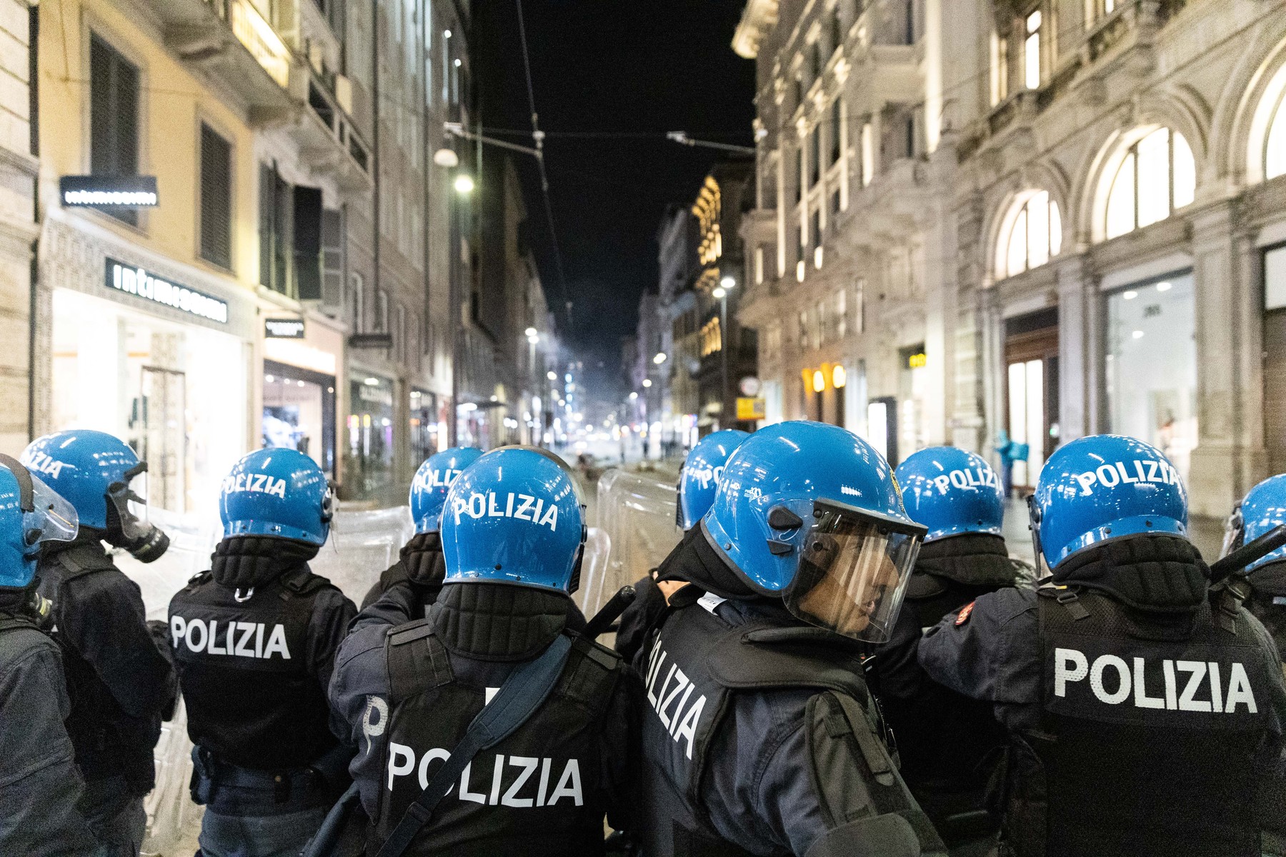 Violențe în Milano: Manifestanții au incendiat proprietăți și au jefuit magazine în timpul protestelor