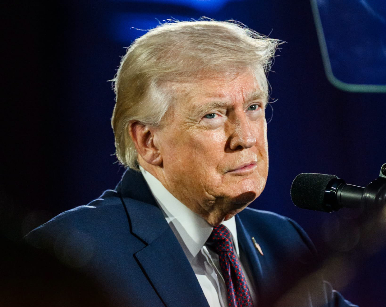 Donald Trump ironizează revoluțiile din Franța în contextul promisiunii de 5.000 de dolari pentru americani