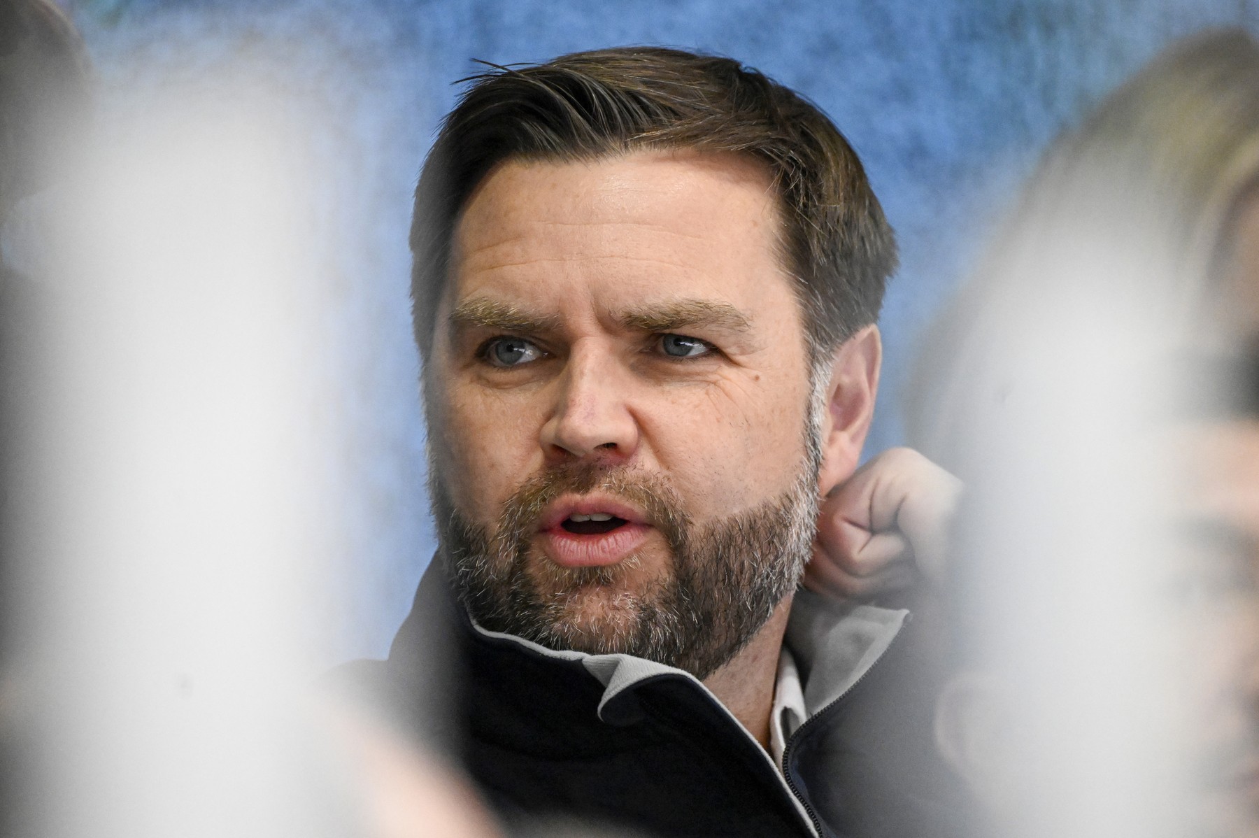 JD Vance acuză imigrația de violențele din Franța și avertizează SUA