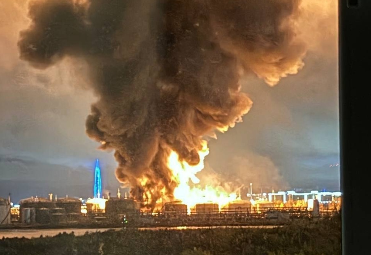 Atac masiv cu drone asupra Rusiei: incendiu la un terminal petrolier și întreruperi de energie în Sankt Petersburg