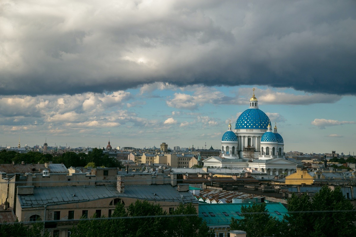 Atac masiv cu drone în Sankt Petersburg: un mort și incendii la instalații petroliere critice