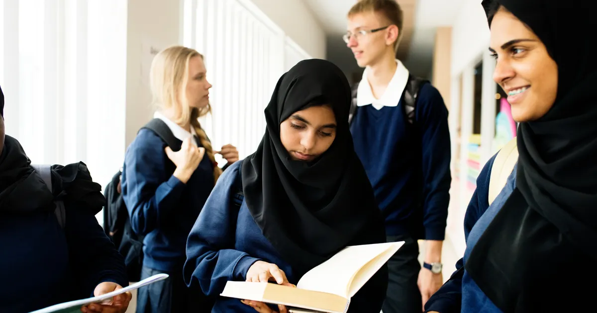 Tendință europeană: Tot mai multe țări interzic vălul islamic în instituțiile de învățământ