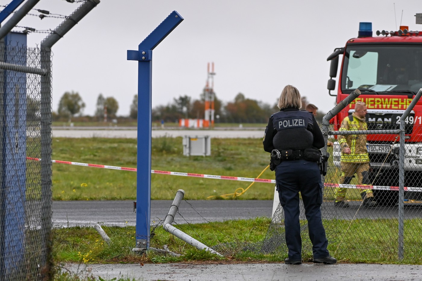Breșă de securitate la aeroportul Leipzig/Halle: un vehicul a trecut prin gardul aeroportului