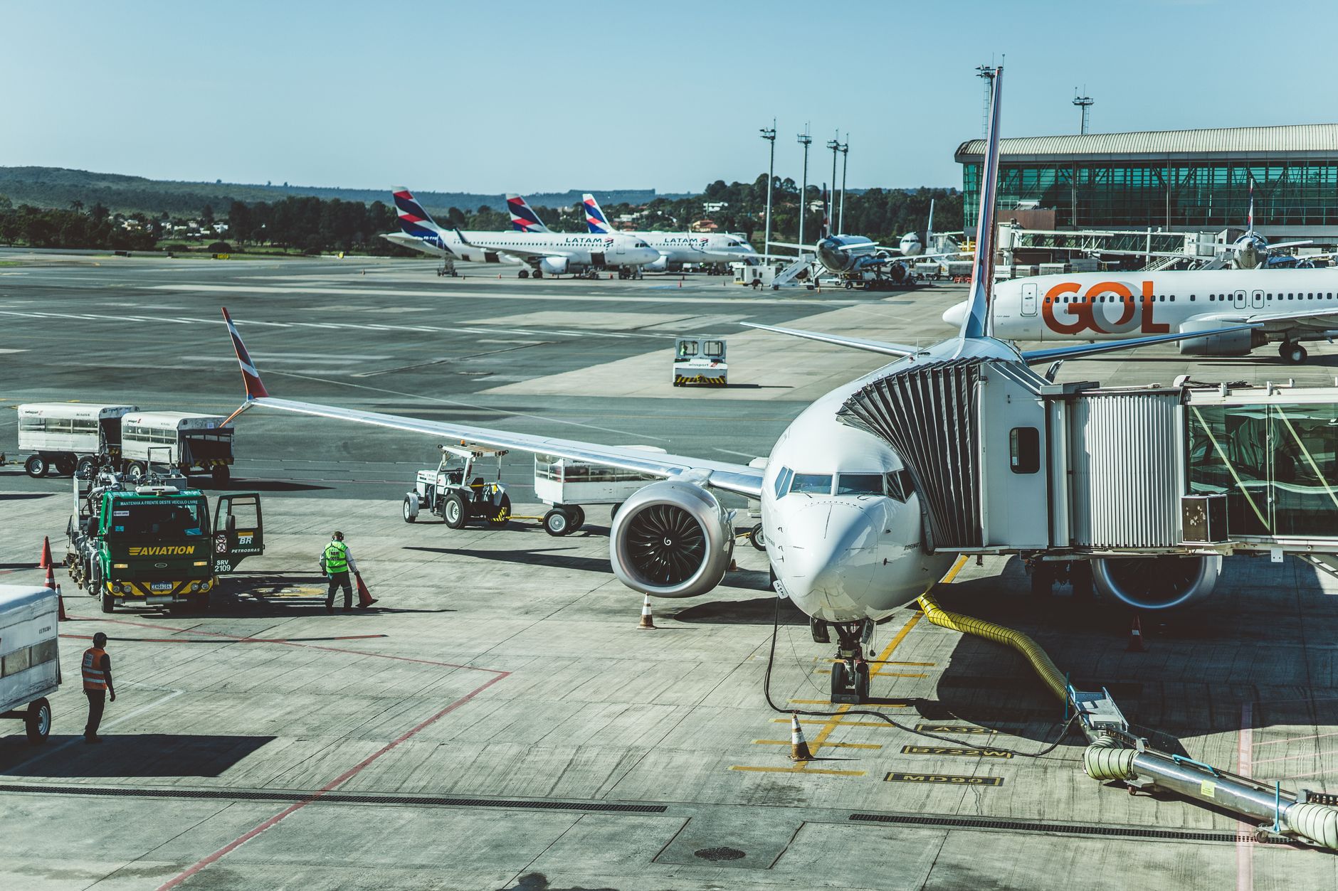 Reguli noi pentru pasagerii avioanelor din 2027: se schimbă protecția la bilete și bagaje