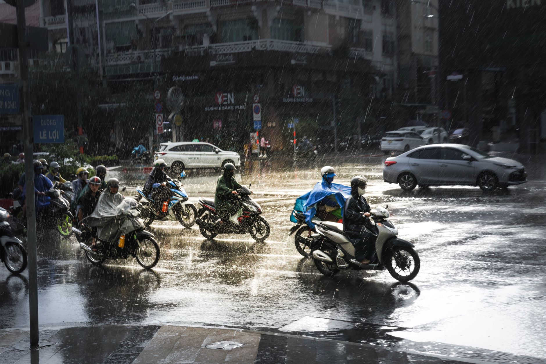 Avertisment de la MAE pentru românii din Spania: Cod roșu de precipitații în Valencia și Alicante