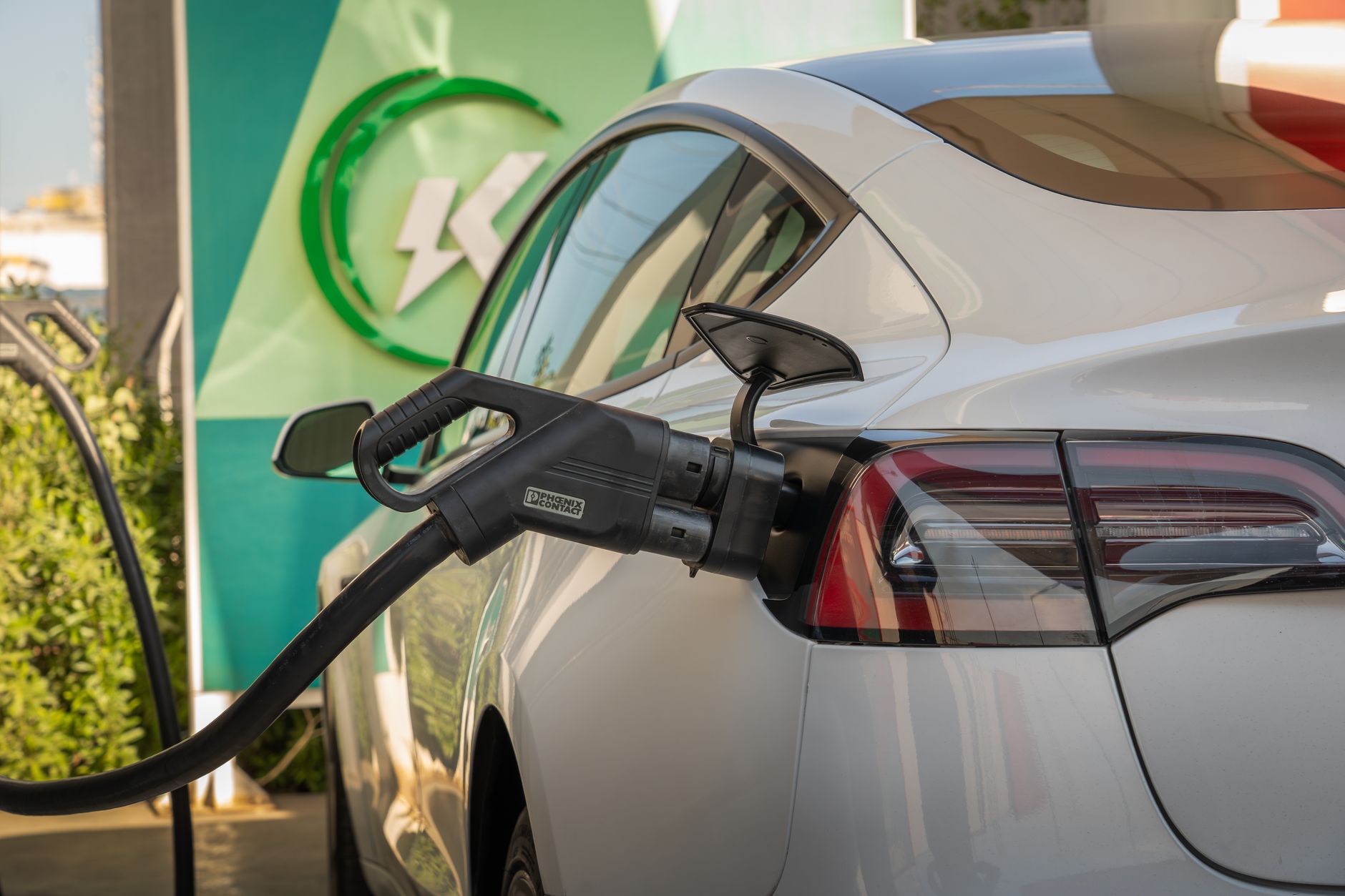 Vânzările mondiale de vehicule electrice au scăzut în septembrie, după o perioadă de creștere continuă