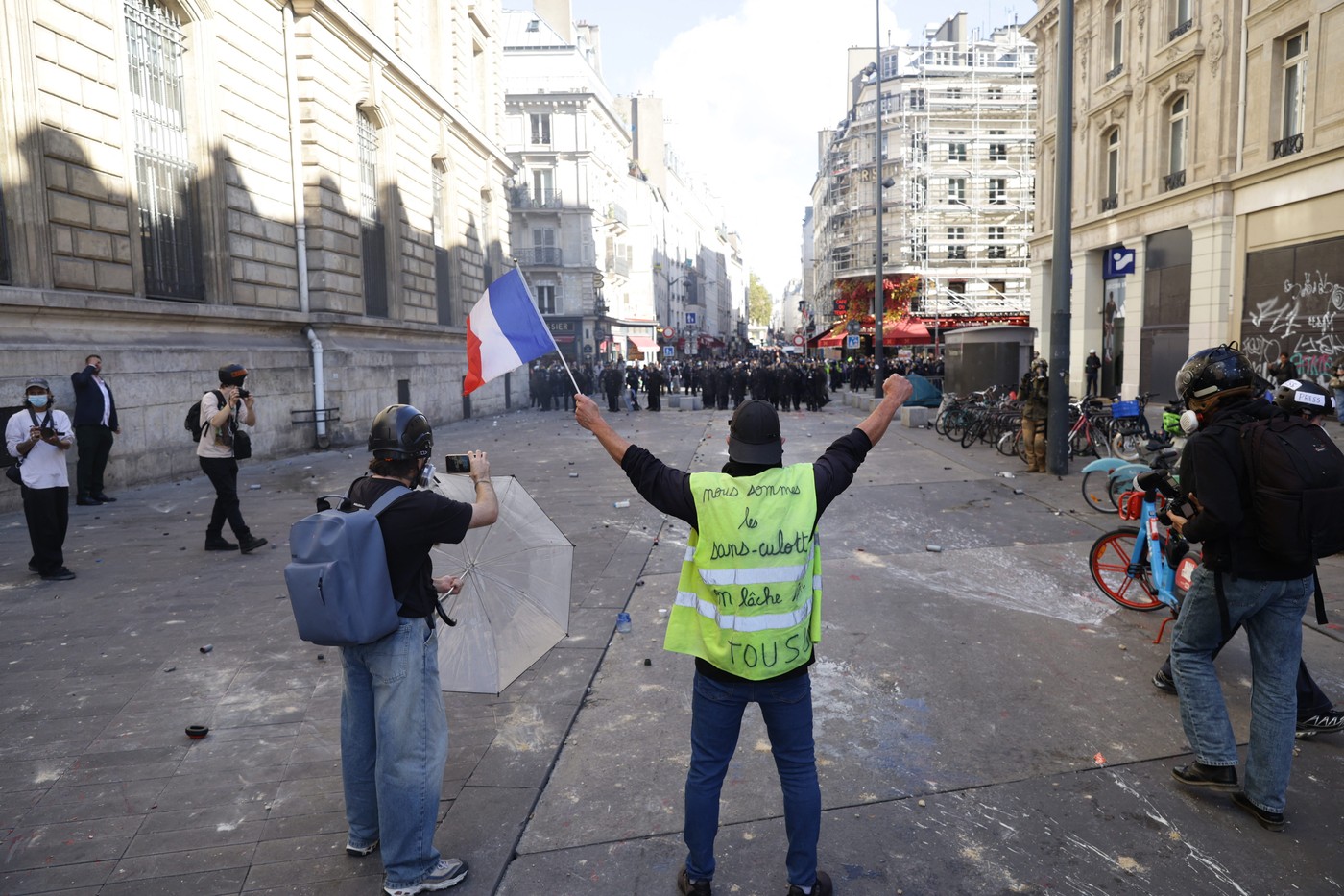 Emmanuel Macron promite pedepse dure pentru violența și distrugerile din Franța
