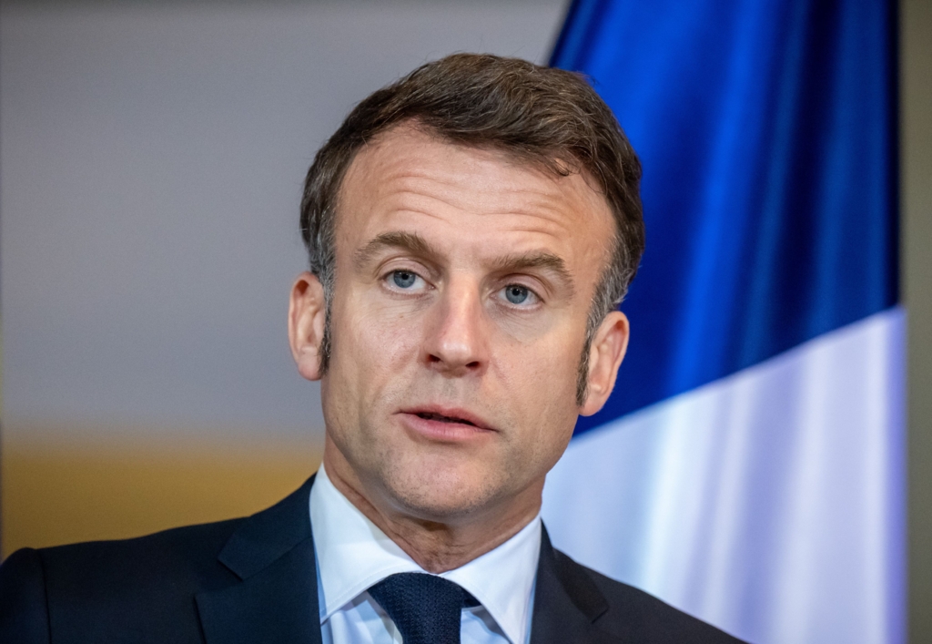 Emmanuel Macron promite răspundere pentru violențele din Franța și acuză grupări radicale