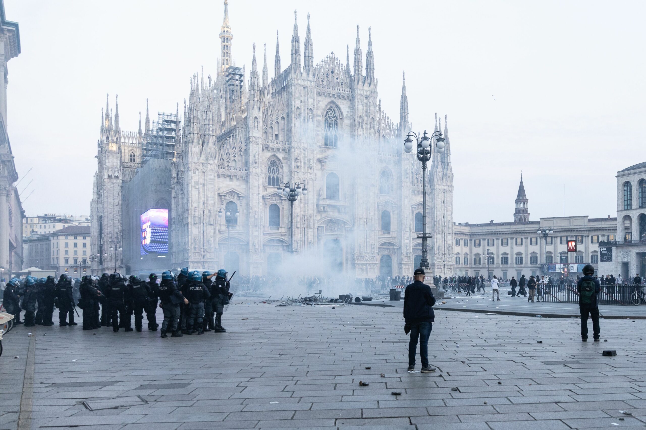 Proteste violente și jafuri în centrul orașului Milano, în cadrul valului european împotriva costurilor vieții