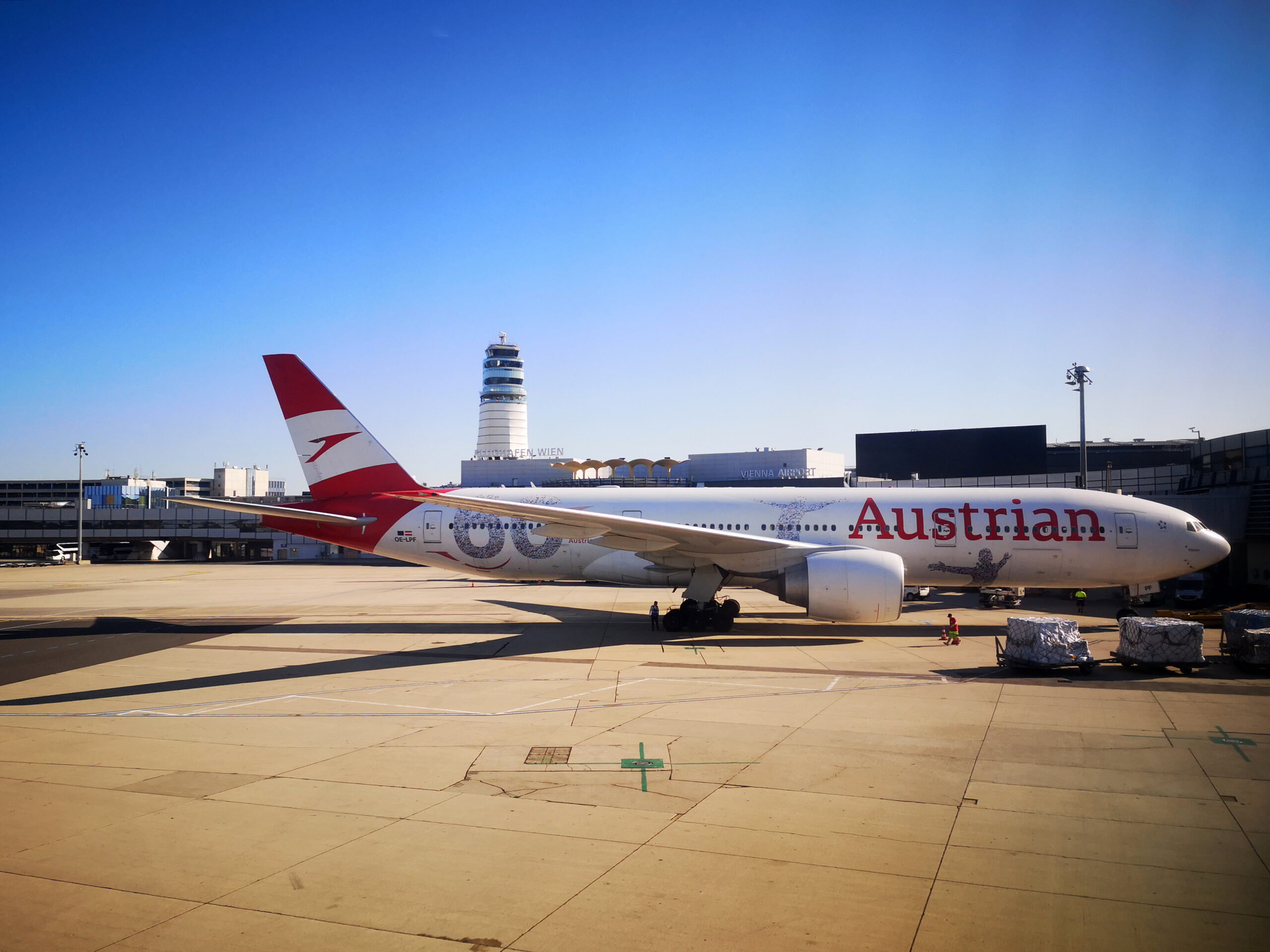 Alertă cu bombă la un avion Austrian Airlines: Escortă militară MiG-29 și aterizare de urgență la Sofia