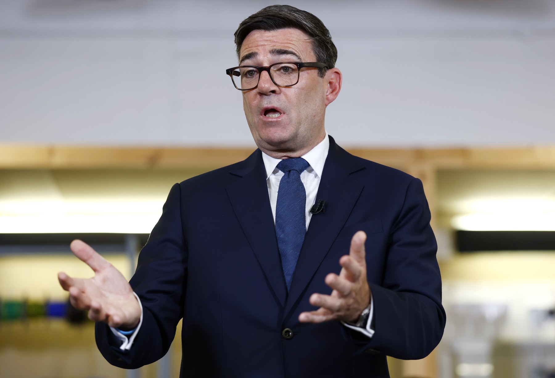 Andy Burnham lansează o campanie împotriva comportamentelor deranjante în transportul public din Marea Britanie